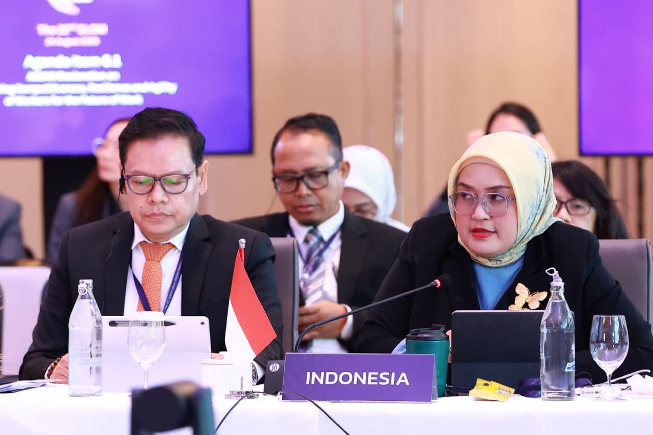 Dirjen PHI dan Jamsos Kemnaker Indah Anggoro Putri sedang menyampaikan Visi dan Misi Indonesia di SLOM ASEAN. (Dok. Bidang Humas Kemnaker)
