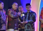 Plt. Sekretaris Daerah Aceh Taufik menerima penghargaan mewakili Gubernur Aceh Muzakir Manaf. (Dok.Ist)