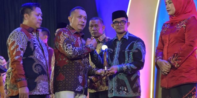 Plt. Sekretaris Daerah Aceh Taufik menerima penghargaan mewakili Gubernur Aceh Muzakir Manaf. (Dok.Ist)