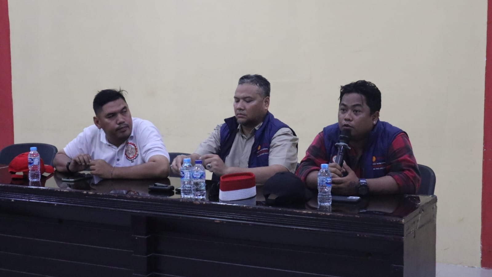 Kabag Ops Polresta Deli Serdang Kompol Mhd. Amdi Karna saat pimpin mediasi bersama Kasat Intelkam Kompol Polin Benhod Damanik. (Dok.Ist)