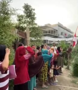 Merasa Belum Merdeka, Warga Kampung Baru Medan Kibarkan Bendera Setengah Tiang