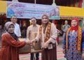 Kak Na Serahkan Mesin Jahit dan Mesin Obras ke Desa Kerajinan Salur Latun, Simeulue