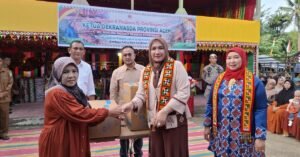 Kak Na Serahkan Mesin Jahit dan Mesin Obras ke Desa Kerajinan Salur Latun, Simeulue
