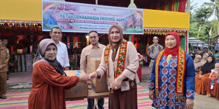Kak Na Serahkan Mesin Jahit dan Mesin Obras ke Desa Kerajinan Salur Latun, Simeulue