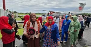 Tiba di Bumi Ate Fulawan, Kak Na Serahkan Bufferstok Senilai Rp2.2 Miliar