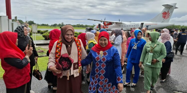 Tiba di Bumi Ate Fulawan, Kak Na Serahkan Bufferstok Senilai Rp2.2 Miliar