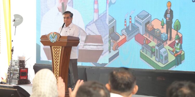 Menaker Yassierli luncurkan diskon iuran JKK JKM pekerja informal sektor persampahan