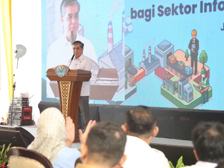Menaker Yassierli luncurkan diskon iuran JKK JKM pekerja informal sektor persampahan