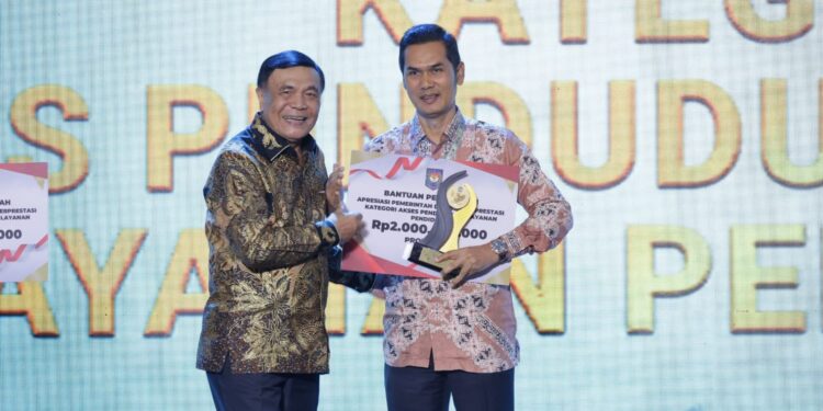 Sekda Aceh terima penghargaan akses layanan pendidikan di Batam 2026
