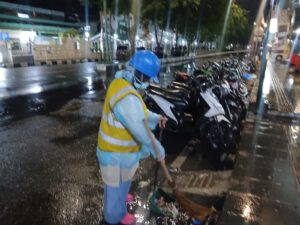 Menjaga Kota Tetap Bersih, Kisah Perjuangan Asmawati Menyapu Jalan Meulaboh