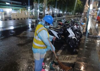 Menjaga Kota Tetap Bersih, Kisah Perjuangan Para Penyapu Jalanan