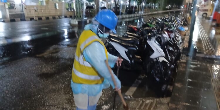 Menjaga Kota Tetap Bersih, Kisah Perjuangan Para Penyapu Jalanan
