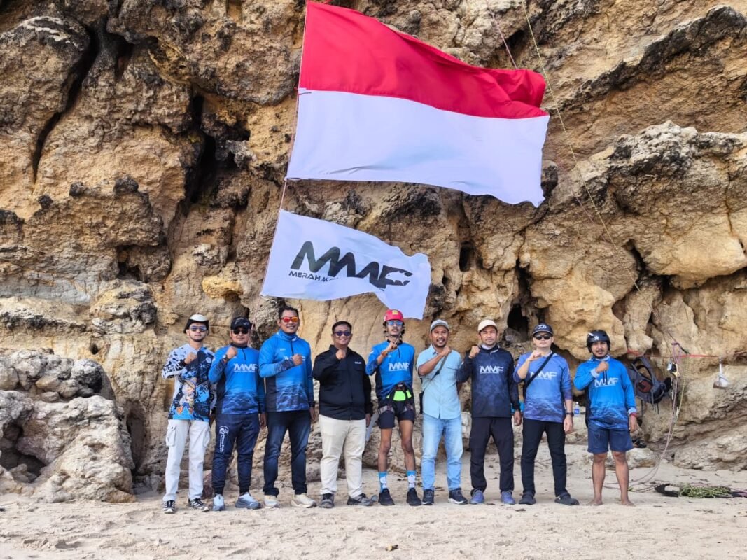 Kibarkan Merah Putih di Tebing Lampuuk, MMF Edukasi Keselamatan Rockfishing   