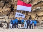 Komunitas Merah Mata Fishing kibarkan Bendera Merah Putih di Tebing Pantai Lampuuk Aceh Besar HUT RI ke 81