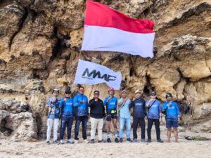 Kibarkan Merah Putih di Tebing Lampuuk, MMF Edukasi Keselamatan Rockfishing   