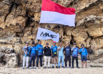 Komunitas Merah Mata Fishing kibarkan Bendera Merah Putih di Tebing Pantai Lampuuk Aceh Besar HUT RI ke 81