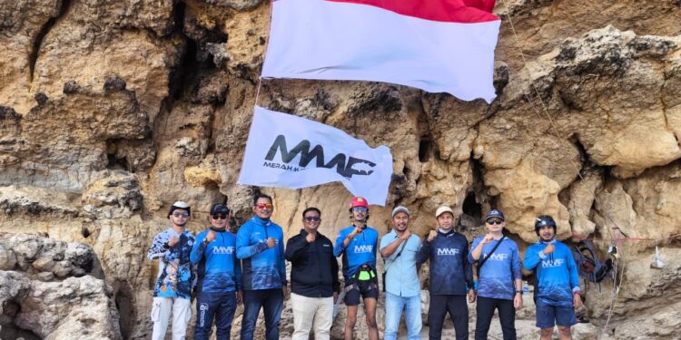 Komunitas Merah Mata Fishing kibarkan Bendera Merah Putih di Tebing Pantai Lampuuk Aceh Besar HUT RI ke 81