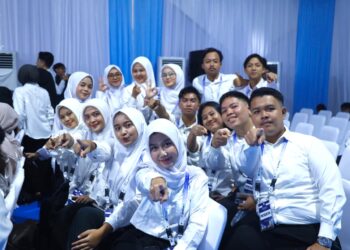 Peserta Program Pemagangan Nasional MagangHub berfoto bersama di Jakarta