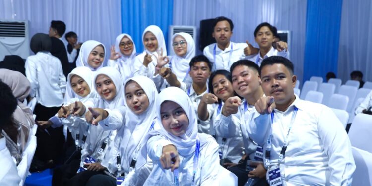 Peserta Program Pemagangan Nasional MagangHub berfoto bersama di Jakarta
