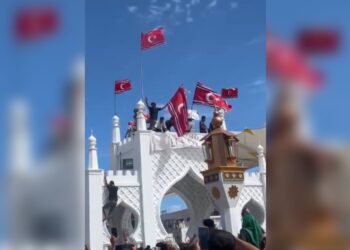 Massa Zikir Akbar Kibarkan Bendera Bulan Bintang Dimesjid Raya Baiturrahman