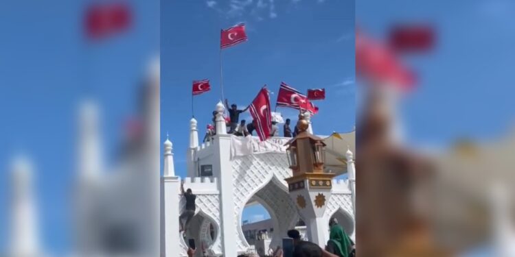 Massa Zikir Akbar Kibarkan Bendera Bulan Bintang Dimesjid Raya Baiturrahman