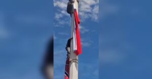 Massa Turunkan Bendera Merah Putih, Kibarkan Bulan Bintang di Masjid Raya Baiturrahman