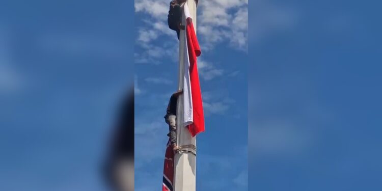Massa Turunkan Bendera Merah Putih, Kibarkan Bulan Bintang di Masjid Raya Baiturrahman