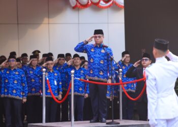 Menaker Yassierli saat upacara HUT ke-81 Kemerdekaan RI di Kemnaker Jakarta