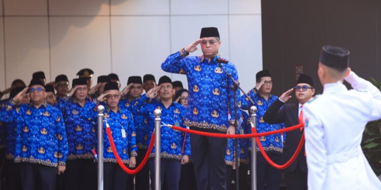 Menaker Yassierli saat upacara HUT ke-81 Kemerdekaan RI di Kemnaker Jakarta