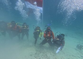 Polres Simeulue kibarkan Bendera Merah Putih di bawah laut HUT RI ke-81