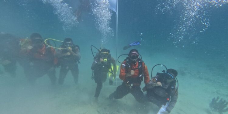 Polres Simeulue kibarkan Bendera Merah Putih di bawah laut HUT RI ke-81