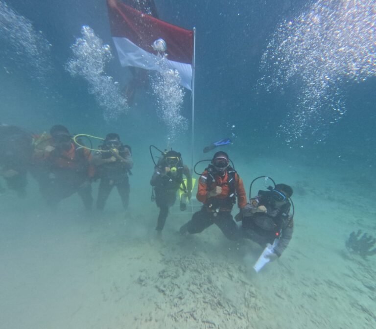 Polres Simeulue kibarkan Bendera Merah Putih di bawah laut HUT RI ke-81