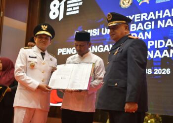 Pemerintah Aceh beri penghargaan kepada keluarga pahlawan pada HUT RI ke-81 di Anjong Mon Mata