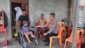 Kapolres Aceh Selatan Bantu Kursi Roda untuk Ikram, Anak Disabilitas di Sawang