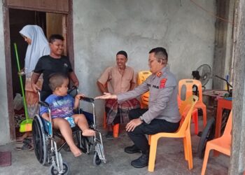 Kapolres Aceh Selatan Bantu Kursi Roda untuk Ikram, Anak Disabilitas di Sawang
