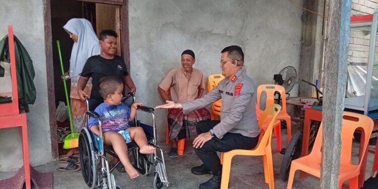 Kapolres Aceh Selatan Bantu Kursi Roda untuk Ikram, Anak Disabilitas di Sawang