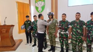 Edukasi penggunaan helm oleh Satlantas Polres Aceh Barat kepada prajurit TNI di Meulaboh