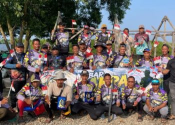 Anggota CAKRA Langsa foto bersama di lomba mancing HUT RI ke-81 di Spot Alur Dua