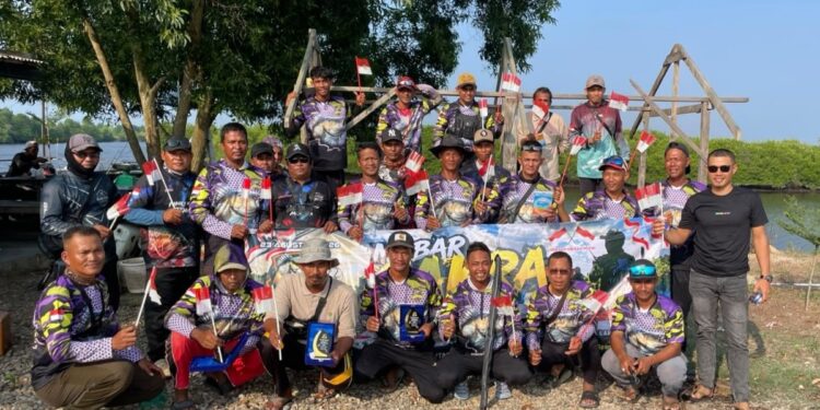 Anggota CAKRA Langsa foto bersama di lomba mancing HUT RI ke-81 di Spot Alur Dua