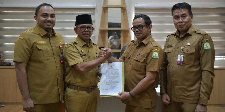 Taufik terima SK Plt Sekda Aceh dari pejabat BKA di Banda Aceh