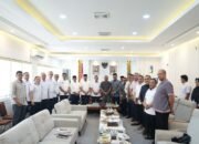 Foto bersama Wakil Gubernur Aceh Fadhlullah dengan unsur pimpinan Dewan Perwakilan Rakyat Aceh. (TubinNews.com/BIRO ADPIM SETDA ACEH)