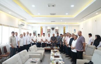 Foto bersama Wakil Gubernur Aceh Fadhlullah dengan unsur pimpinan Dewan Perwakilan Rakyat Aceh. (TubinNews.com/BIRO ADPIM SETDA ACEH)