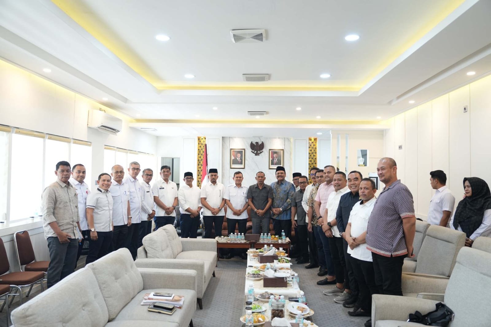 Foto bersama Wakil Gubernur Aceh Fadhlullah dengan unsur pimpinan Dewan Perwakilan Rakyat Aceh. (TubinNews.com/BIRO ADPIM SETDA ACEH)