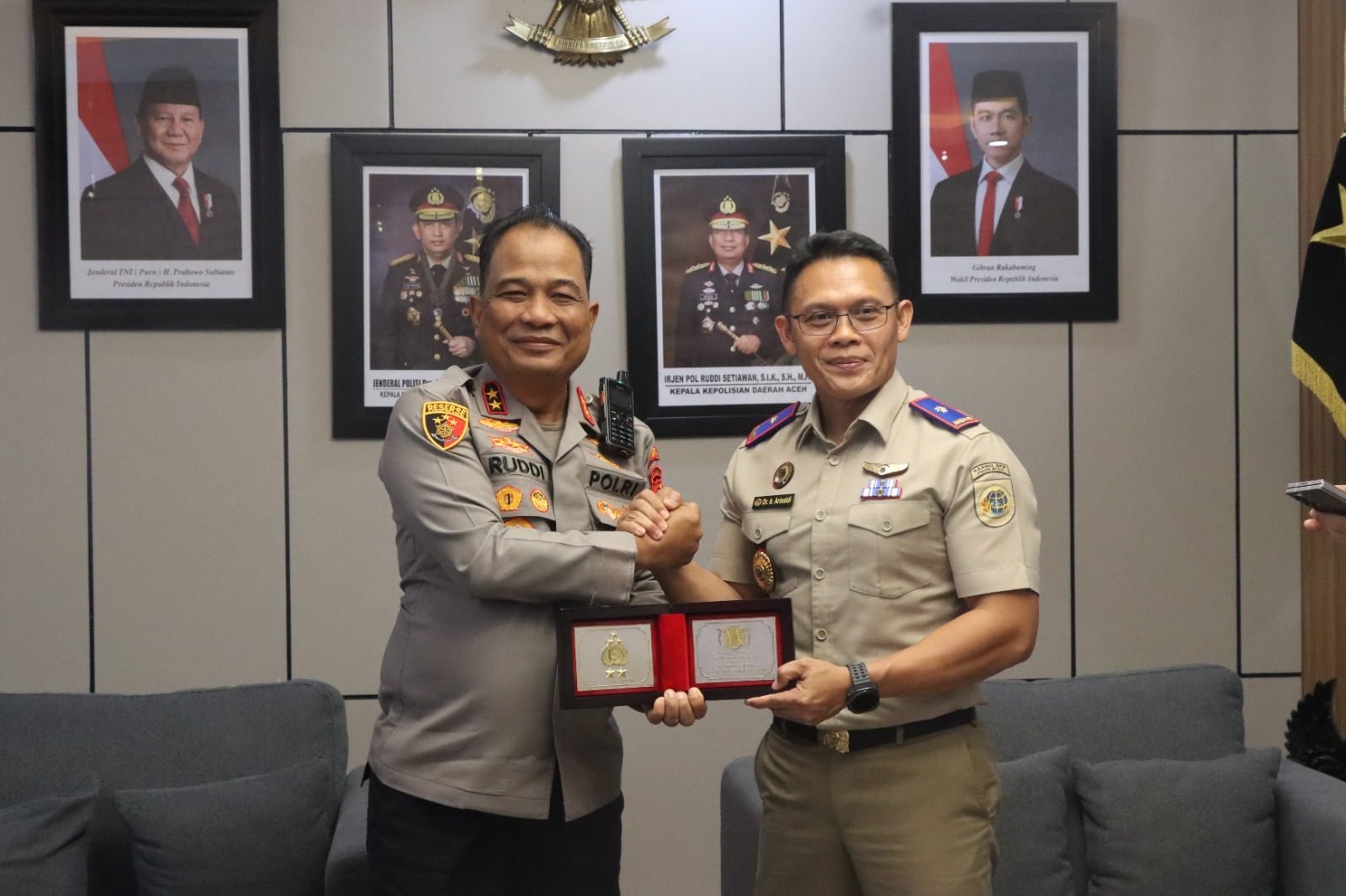 Kapolda Aceh Irjen Pol. Ruddi (kiri) dan Kepala Kanwil BPN Provinsi Aceh Dr. Ir. Arinaldi (kanan) foto bersama. (Dok/Ist)