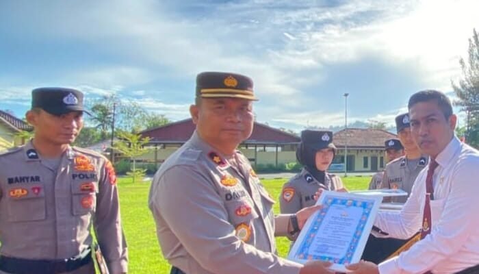 Kapolres Simeulue Berikan Reward Kepada Kasat Reskrim, Berhasil Ungkap Kasus Pencurian Toko Emas