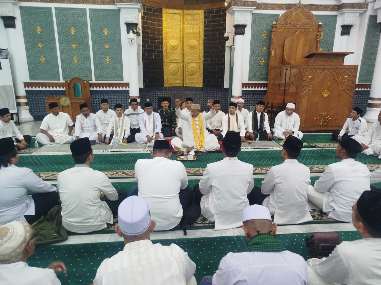 Pimpinan Majelis Zikrullah Aceh, Syekh Samunzir Bin Husein, yang kerap disapa Ayahanda Syekh Muda sedang memberikan ceramah kepada jemaah. (Dok.Ist)