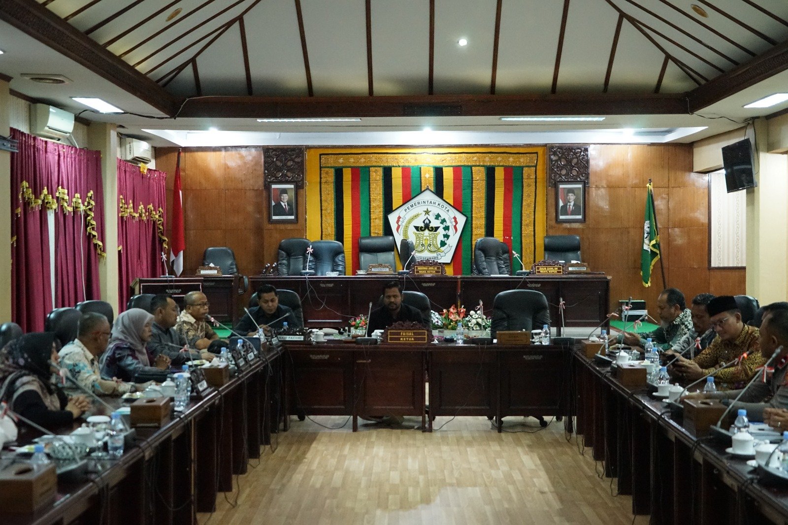 Suasana ruang rapat pembahasan RDP yang batal dilaksanakan karena rekanan Jalan Nasional PT Talabeya mangkir dari panggilan di ruang sidang paripurna DPRK Lhokseumawe. (Dok. Humas Setwan DPRK Lhokseumawe)
