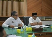 Plt Sekda Aceh Taufik dan Asisten Perekonomian T. Robby Irza rapat bahas percepatan jalur Ro-Ro Krueng Geukuh Penang di Kantor Gubernur Aceh