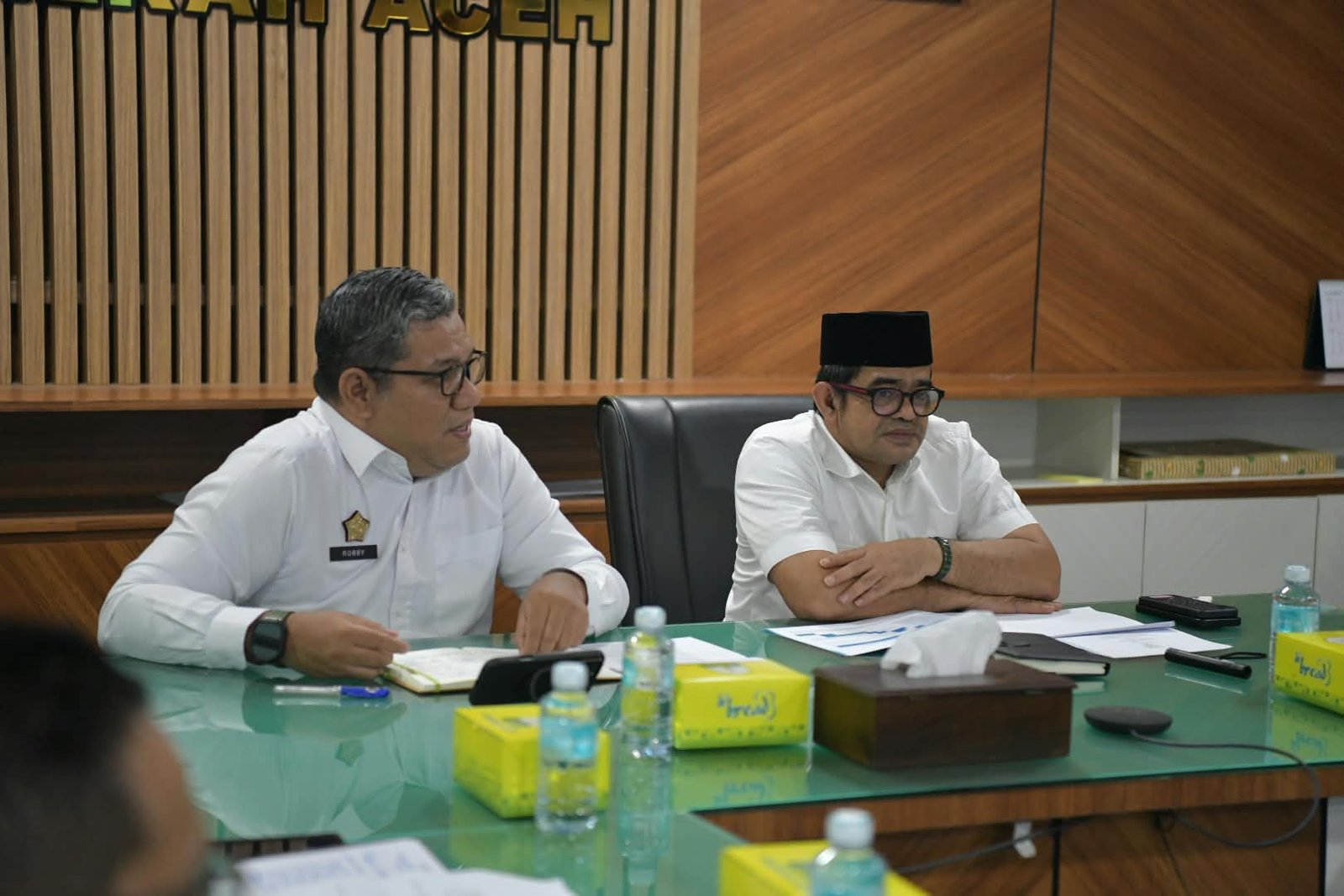 Plt Sekda Aceh Taufik dan Asisten Perekonomian T. Robby Irza rapat bahas percepatan jalur Ro-Ro Krueng Geukuh Penang di Kantor Gubernur Aceh