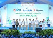 Ketua Dewan Komisioner OJK Friderica Widyasari Dewi foto bersama dengan pemimpin lembaga lainnya dalam kegiatan Hari Indonesia Menabung dan Bulan Literasi Keuangan 2026. (Dok. Otoritas Jasa Keuangan)